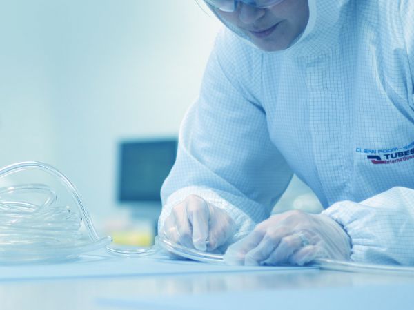 Assembly and packaging of hoses in CLEANROOM